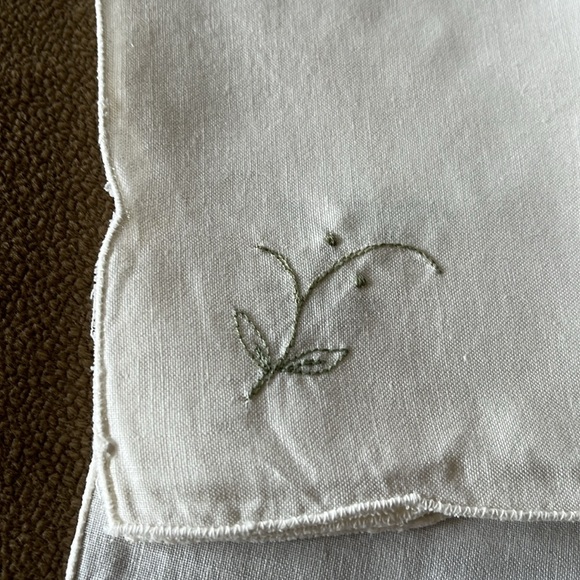 NWOT Embroidered Tea Size Tablecloth and 6 Napkins from Italy - Picture 5 of 8